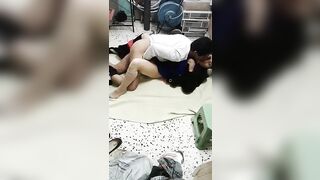 عنتيل جايب شرموطة يزنقها على الأرض ويصورها - سكس عربي