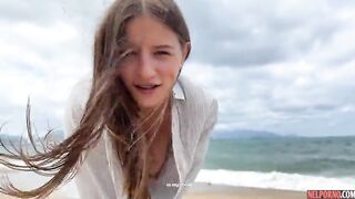 فتاة الفندق الشرموطة تطلب نيك عنيف على الشاطئ وتغرق في عصير شهوتها