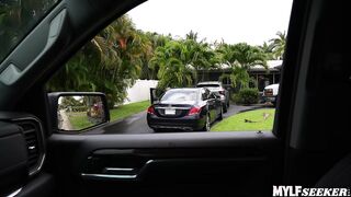 ميلف بلوند سمينة سيدني بيج تمص زب كبير POV وتبتلع قذفه بعنف مترجم